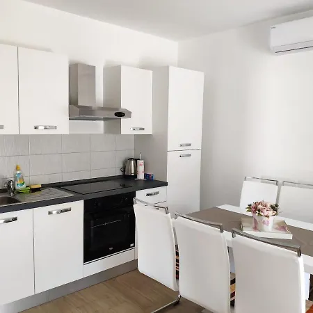 Modern & Bright, 150 M From The Sea 圣菲利普雅科夫